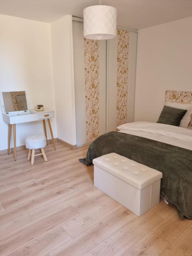 Longère Indépendante Avec Terrain De Tennis Privé Saint-Maugan